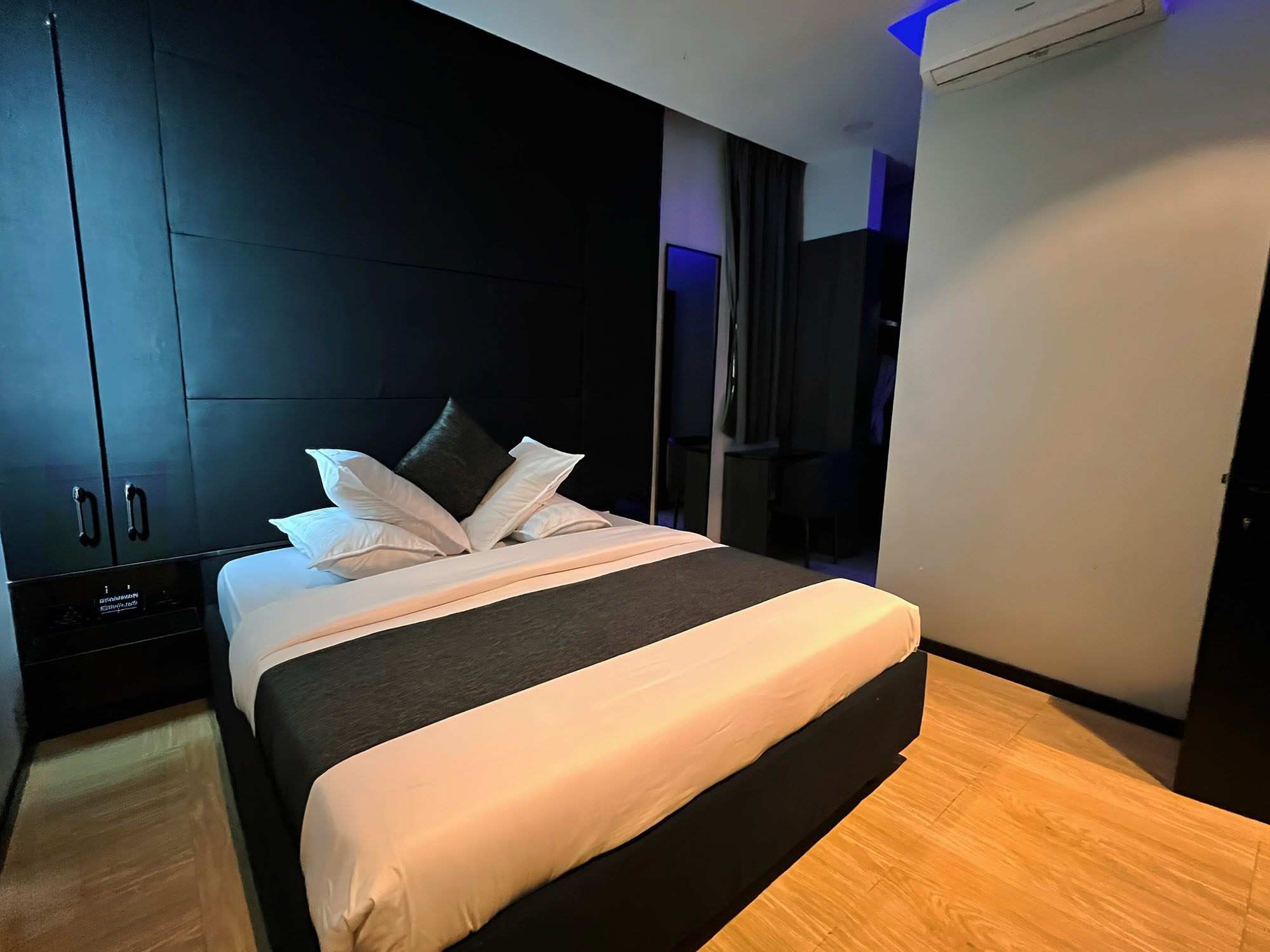 Business Class Suite - Image 1